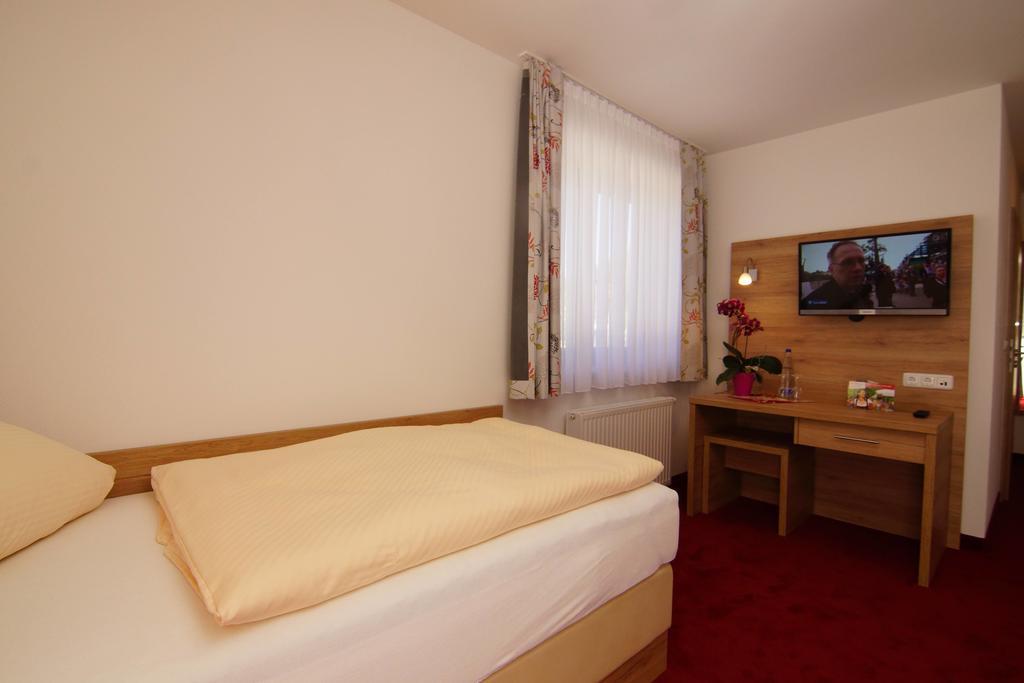 Gasthaus Und Landhotel Wiedmann Eresing Buitenkant foto